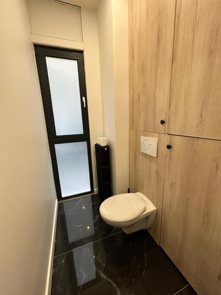 Stylish Modern Studio Apartment Париж Екстериор снимка